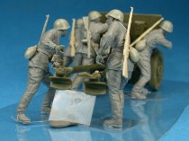 MiniArt 1:35 Scale - Soviet Artillery Crew On Maneuver