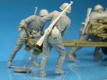 MiniArt 1:35 Scale - Soviet Artillery Crew On Maneuver